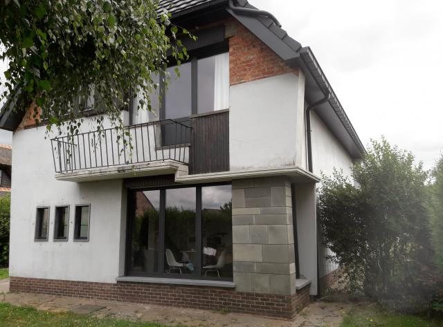 Gepleisterde woning met balkon in Baasrode