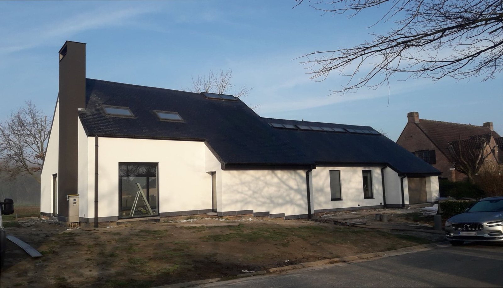 Wit gepleisterde woning met terracotta dak en terras