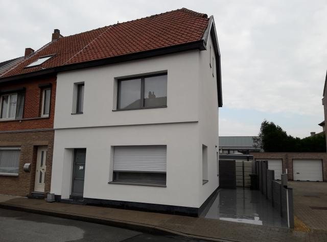 Gepleisterde woning in een rijtje huizen